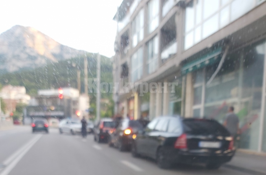 Неопитен шофьор заби БМВ във витрина на магазин СНИМКИ
