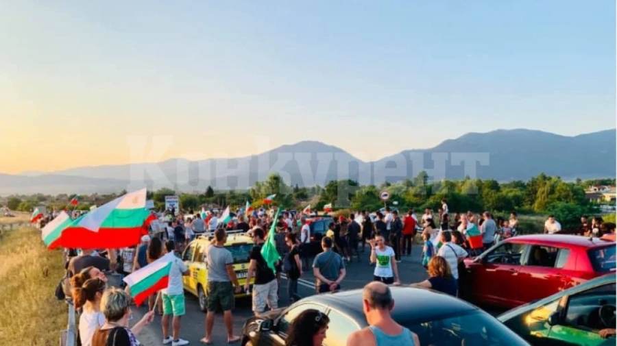 Второ денонощие полиция и протестиращи се дебнат на автомагистрала \