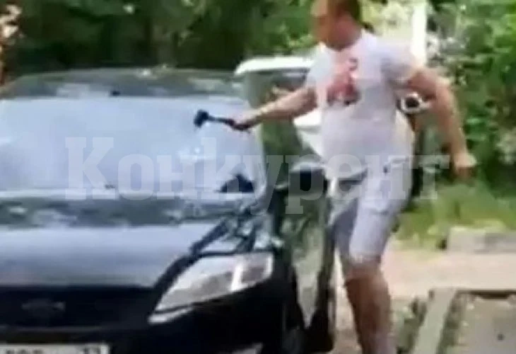 Мъж изпочупи кола с чук и удари две жени заради паркиране ВИДЕО 18+