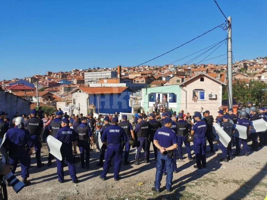 Багери влизат в ромски квартал, събарят 97 незаконни постройки (СНИМКИ)