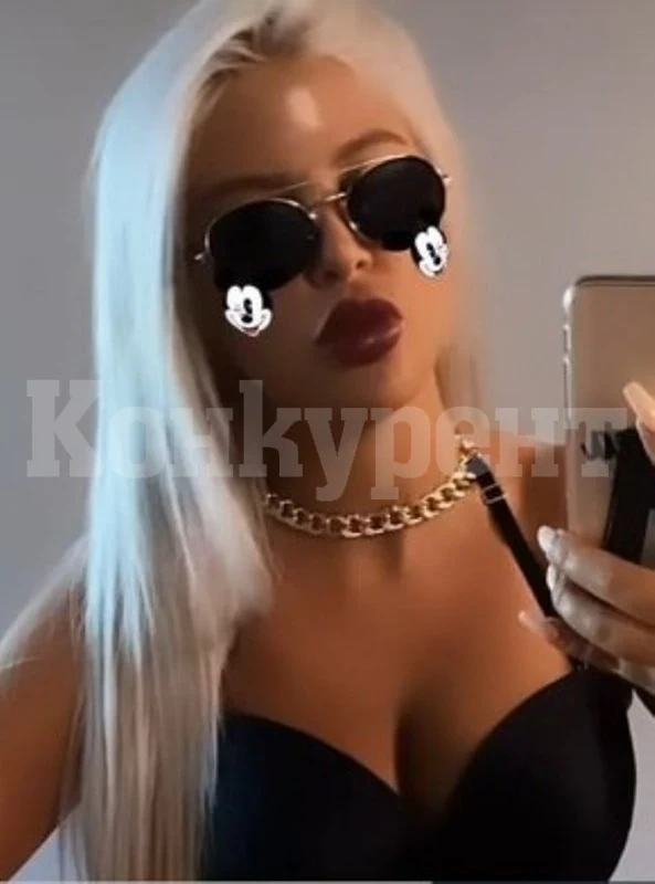 Андреа в оскъден бански дразни Кобрата СНИМКИ