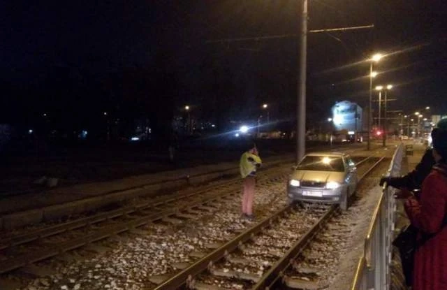 Пиян тийнейджър мина с колата си през ж.п. релси, заби се в паркиран автомобил