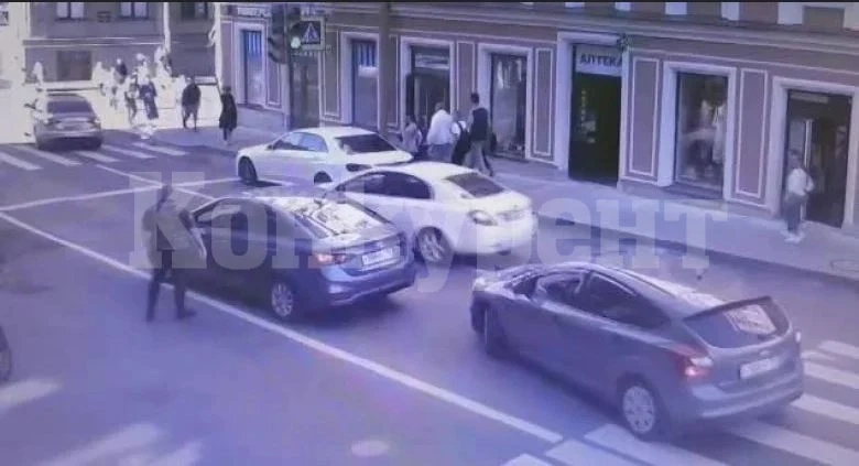 ВИДЕО 18+ запечата как агресивен пешеходец пребива шофьор на улицата