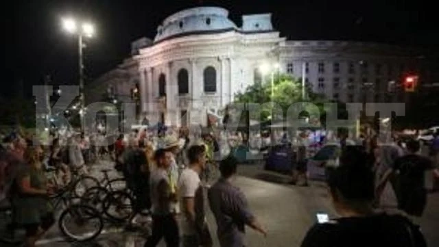 Протестиращите раздигаха палатките, пада блокадата на Софийския университет (ВИДЕО)