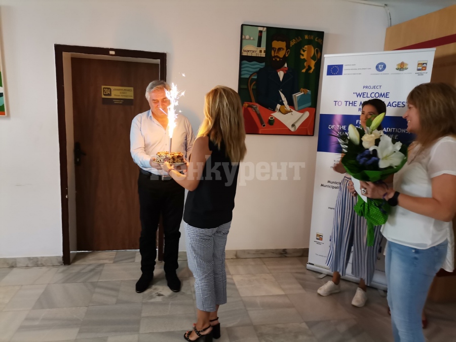 Служители в Община Мездра поздравиха кмета Иван Аспарухов по случай рождения му ден