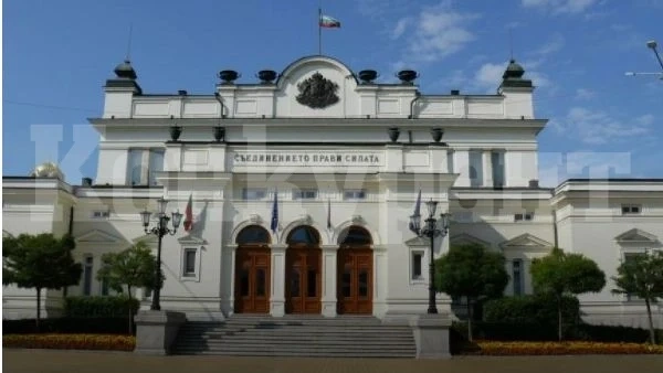 Парламентът заседава извънредно