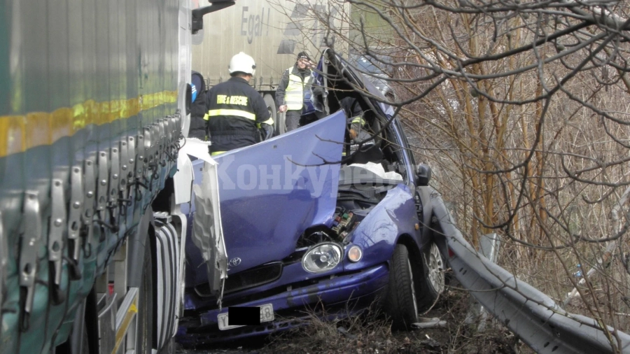 Движението през Петрохан е ад заради катастрофа