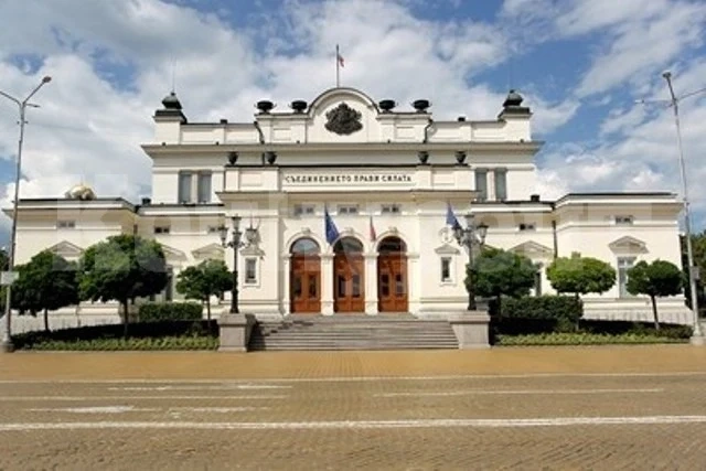 Недоволни хвърлят яйца по сградата на парламента