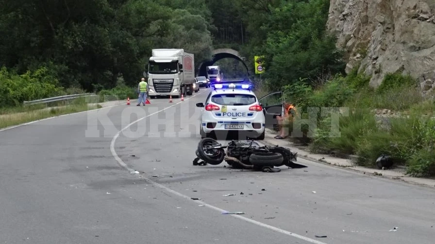 Дете пострада при катастрофа в Арчар, ТИР блъсна мотоциклет и...