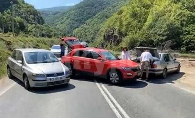 Протестиращи блокират пътя към „Калотина“ в двете посоки