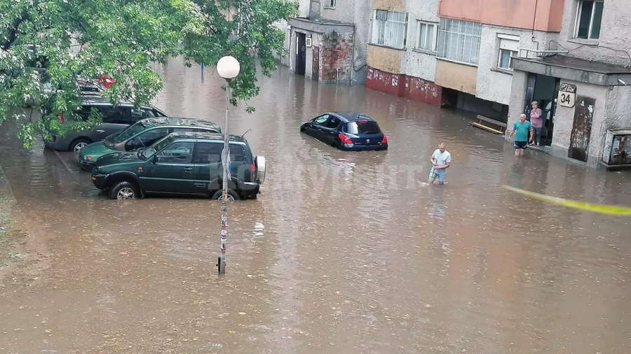Градоносна буря удави Благоевград
