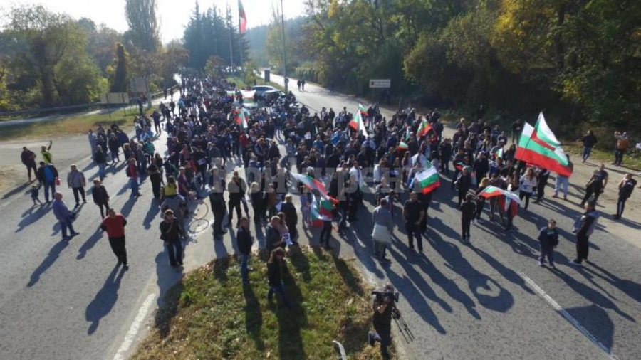 2-ма протестиращи от Свиленград тръгнаха пеш към София, носят метална релса
