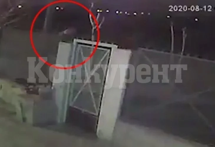 Зловещо ВИДЕО! Мъж хвърля чувал с трупа на приятелката си в канавка