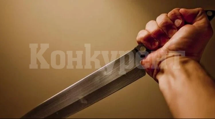 Зловещо: Мъж с нож обикаля в столичен блок, налита да коли наред