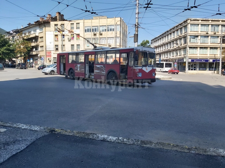 Тролей затрудни движението на възлово кръстовище СНИМКИ