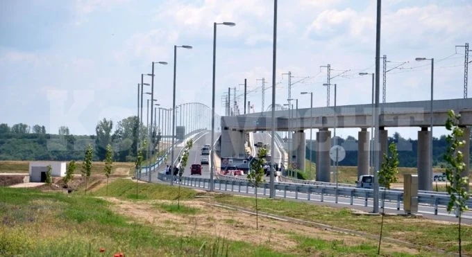Ремонт променя движението по Дунав мост 2