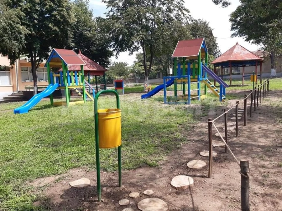 В Оряхово се радват на обновена детска площадка