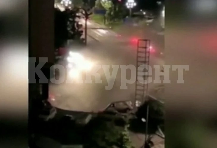Път пропадна и погълна 21 автомобила ВИДЕО