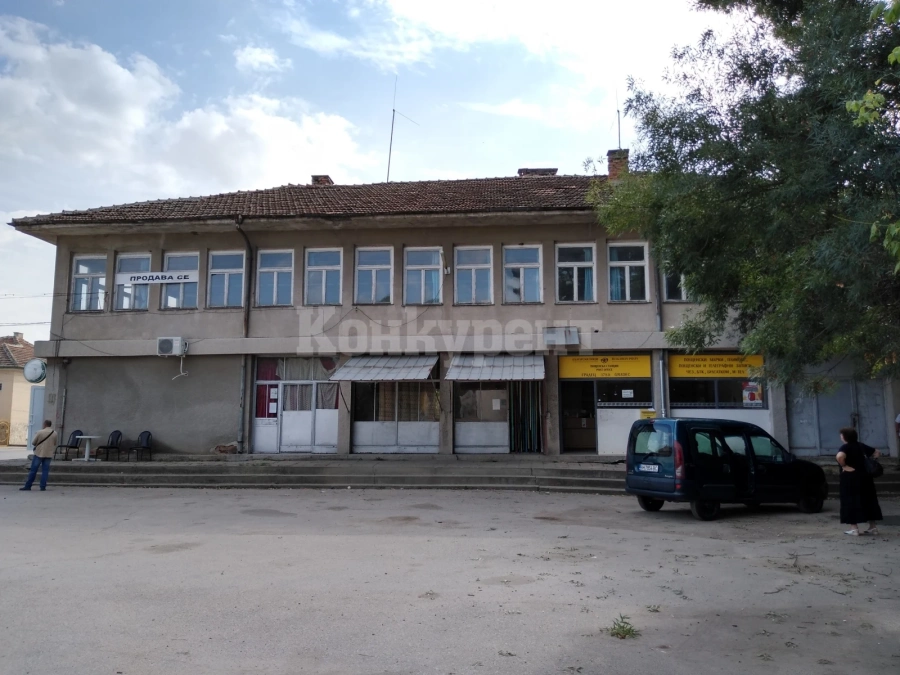 Обявиха за продан огромна сграда в центъра на Градец СНИМКИ