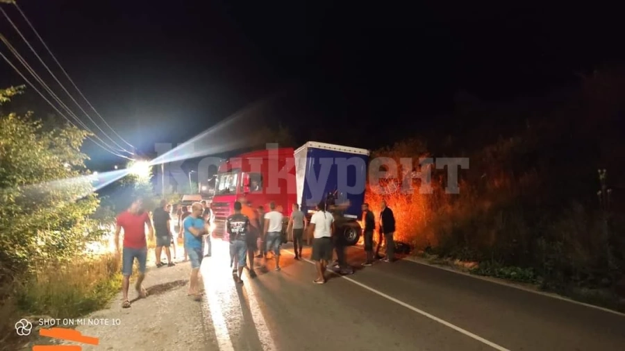 ТИР блокира трафика в прохода Петрохан СНИМКИ