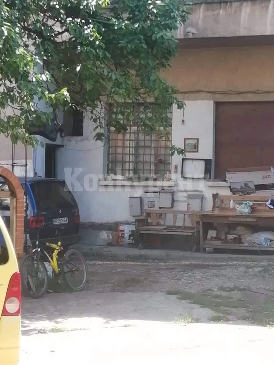 Екшън в центъра на Враца, шофьор едва не прегази 4 жени и дете СНИМКИ