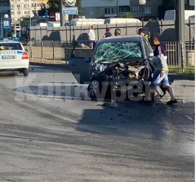 Брутална катастрофа в София: Джип отнесе кола, хора са хвърчели във въздуха СНИМКИ