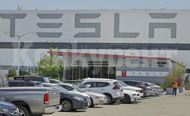 Акциите на Tesla поскъпнаха с 50% тази година