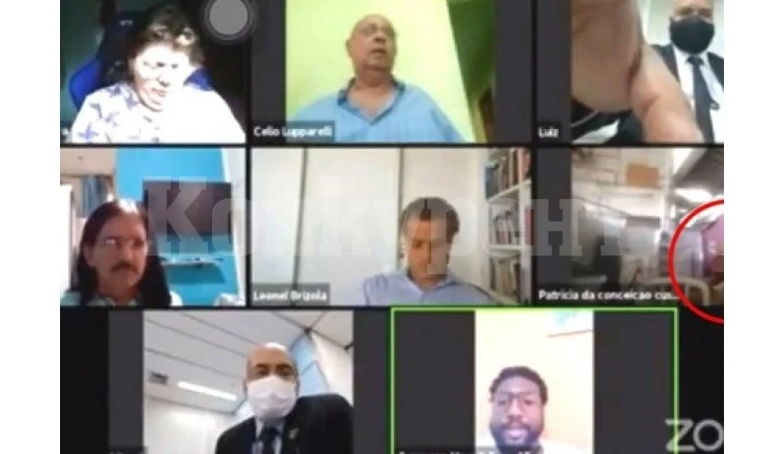 Загорял общинар се отдаде на бурен секс насред онлайн конференция заради К-19 ВИДЕО 18+