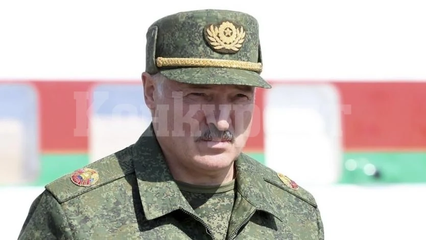 Центърът на Минск почерня от протестиращи, Лукашенко пристигна в резиденцията си с автомат ВИДЕО