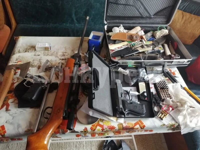 Удар на полицията! Разбиха къща и откриха цял боен арсенал, антики и алкохол