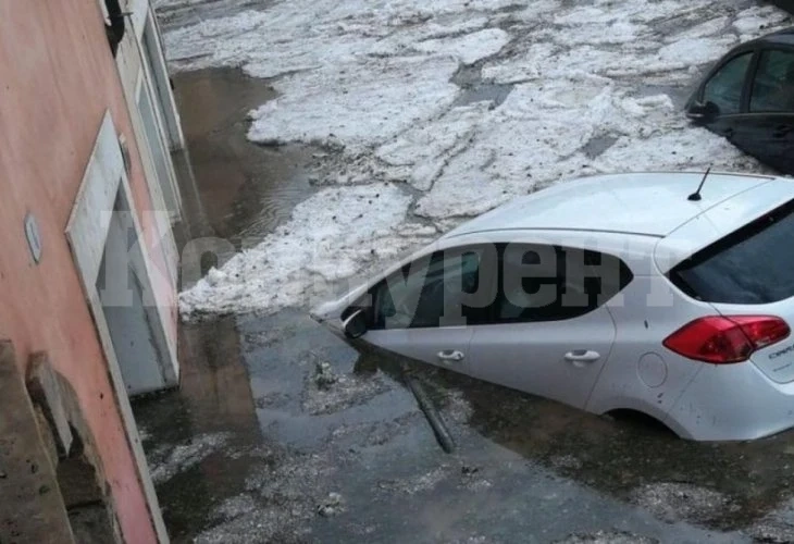 Като бойно поле: Страховита буря помете италиански град СНИМКИ