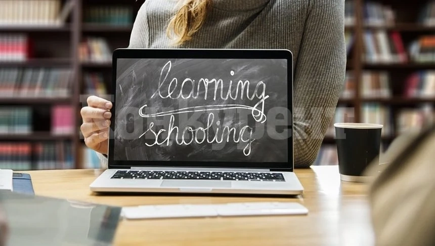 Учители с петиция: Искат да имат опция за дистанционно преподаване