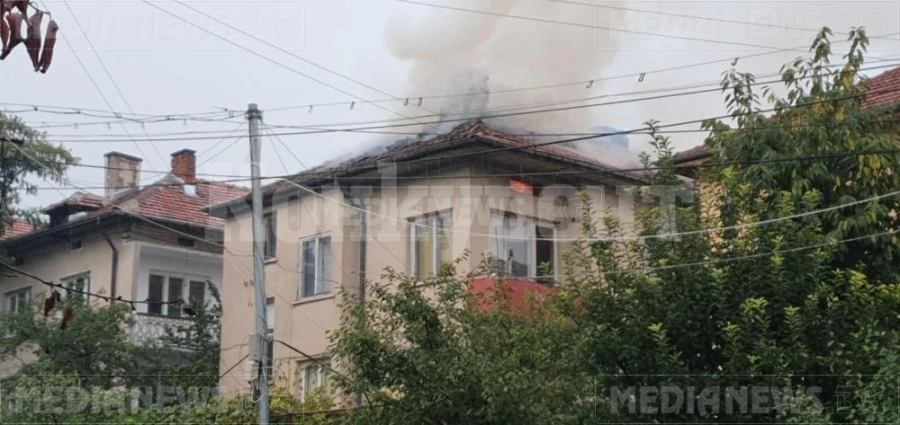 Мълния запали покрива на къща в Мездра ВИДЕО