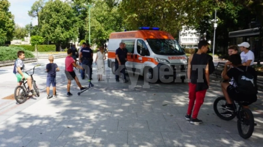 Деца с велосипеди блъснаха жена на площада във Видин, счупиха й ръката