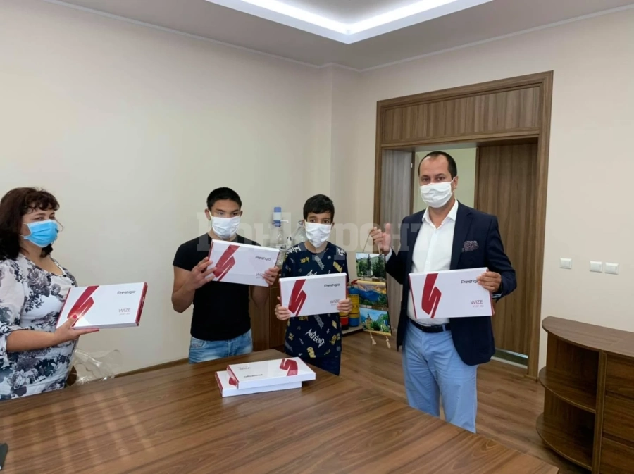 Деца от социалните услуги във Враца получиха таблети