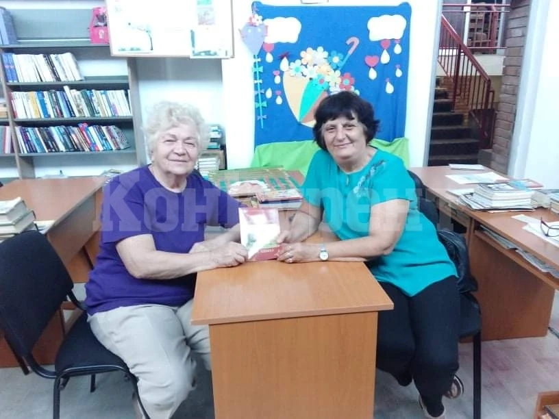 Анета Дилова дари новата си книга на библиотека