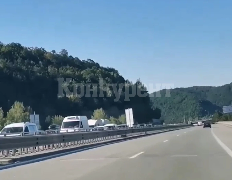 Кола пламна на автомагистрала Хемус, пътят от София към Северозапада е блокиран