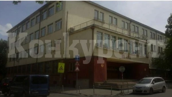 Слагат изолационни кабини за заразени с COVID-19 пред училищата