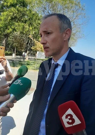 Министър Вълчев: За 24 часа всяко училище ще трябва да превключи на дистанционно обучение