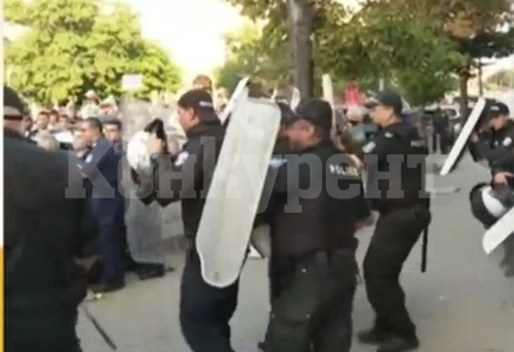Ескалация: Протестиращи нападнаха патрулка и полицаи на Ларгото, има арестуван СНИМКИ
