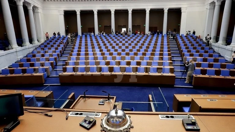 Депутатите започнаха първото си заседание в новата сграда