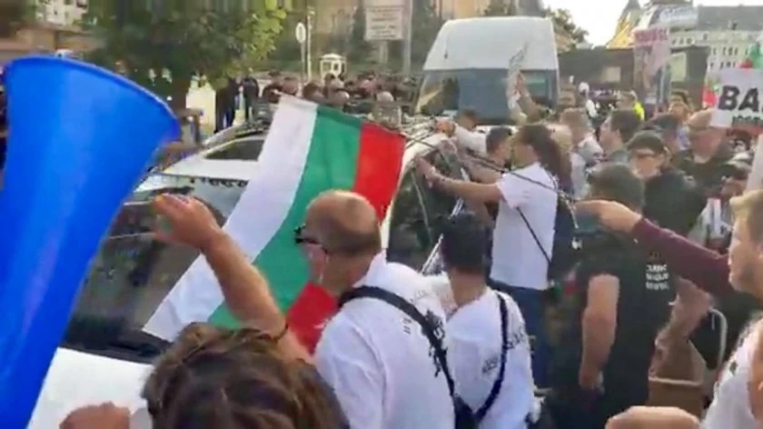 Протестът се опита да разкъса полицейския кордон