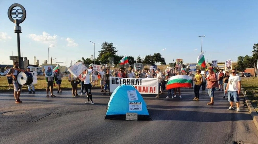 Протестно автошествие блокира движението в района на ГКПП \