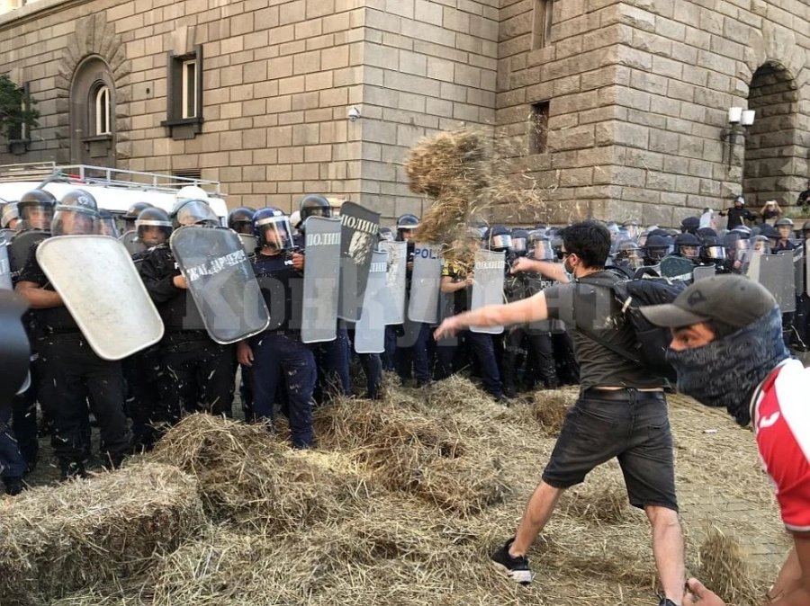 Протестиращи подпалиха бали сено на паветата СНИМКИ