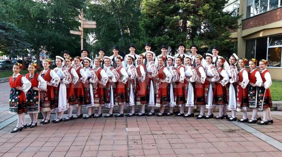 Ансамбъл „Пъстрина“ очарова Черноморието и Монтана