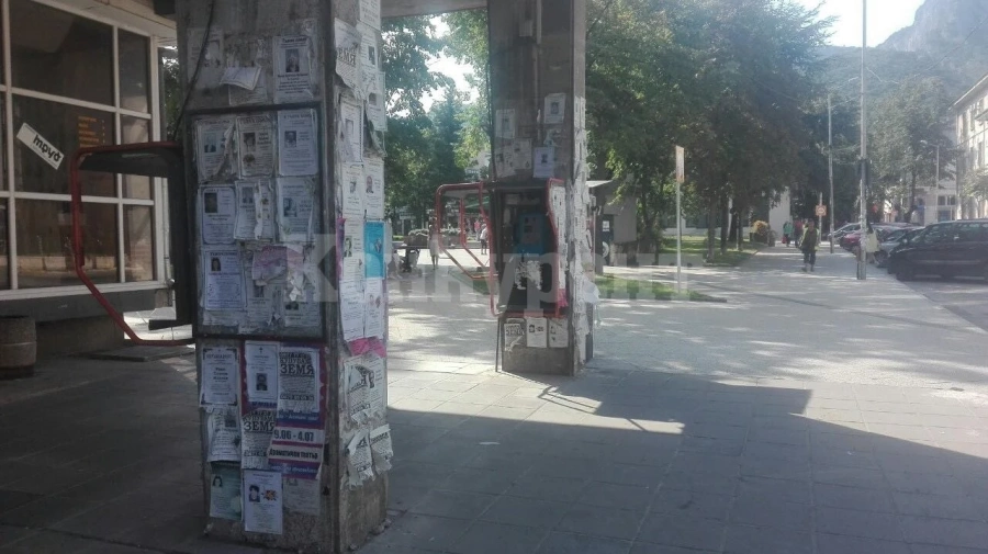 Почистват рекламите и некролозите от сградата на Централната поща във Враца СНИМКИ