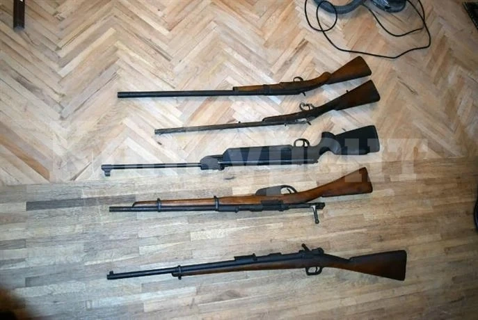Удар на полицията! Откриха цял боен арсенал в дома на пенсионер в Ракево СНИМКИ