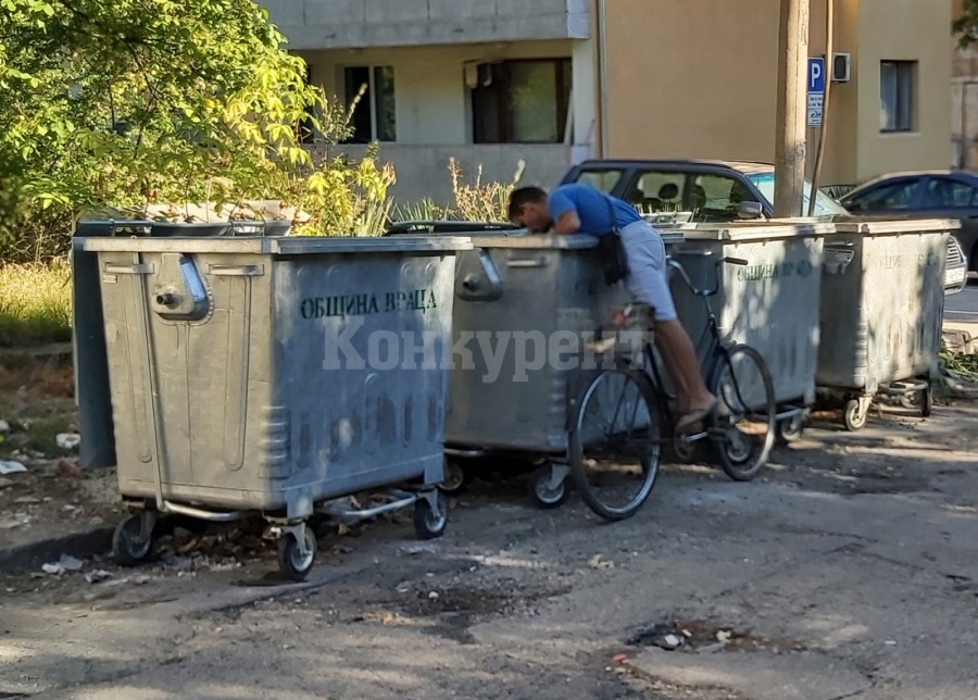 Тъжната действителност - млад мъж рови в кофите за смет СНИМКИ