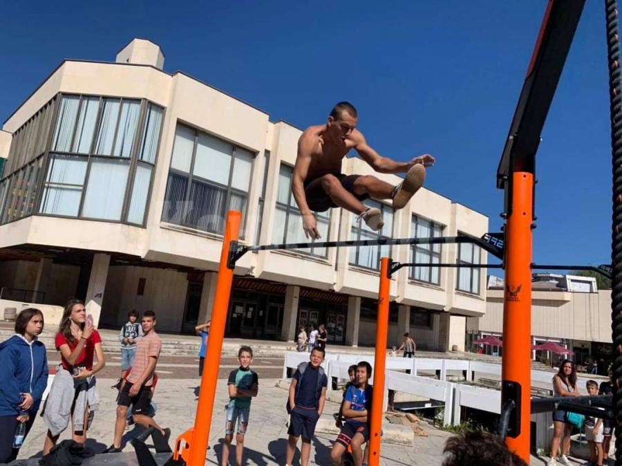 Спортисти от страната са част от първото издание на турнир по уличен фитнес във Враца