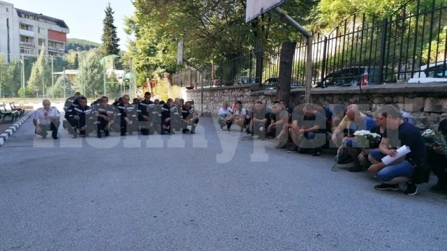Пожарникари се поклониха пред паметта на загинал колега